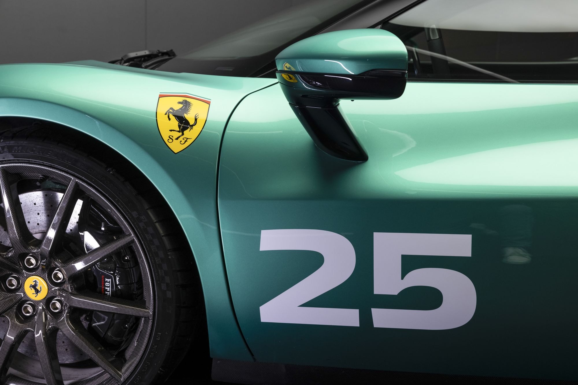 Interior del Ferrari 296 destacando los asientos deportivos y acabados.