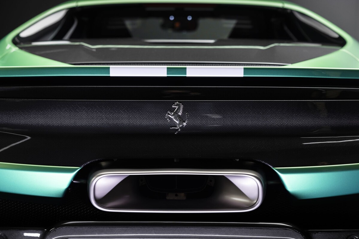 Vista del techo del Ferrari 296, con detalles en fibra de carbono. Vista del techo del Ferrari 296, con detalles en fibra de carbono.