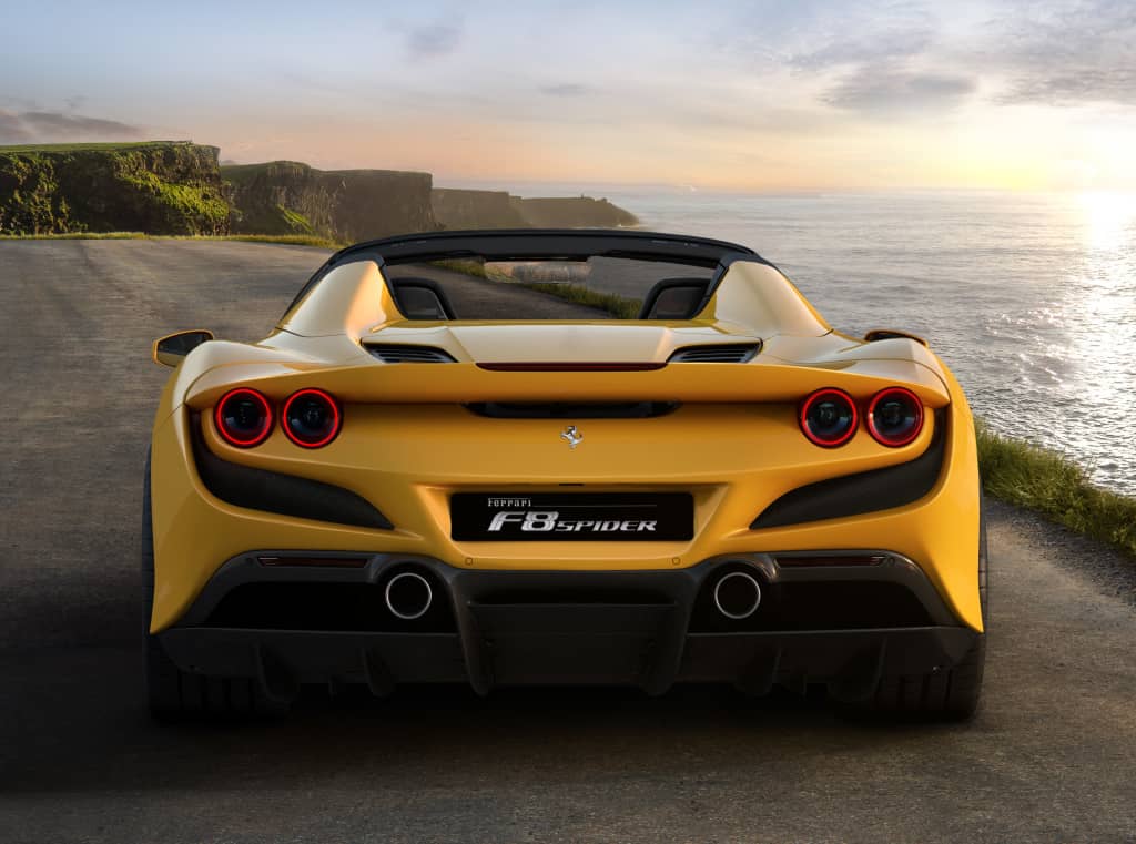 Vista frontal del Ferrari F8 Spider, capturando su imponente diseño.
