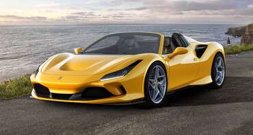 Perspectiva trasera del Ferrari F8 Spider con el techo abajo, impresionante. Perspectiva trasera del Ferrari F8 Spider con el techo abajo, impresionante.
