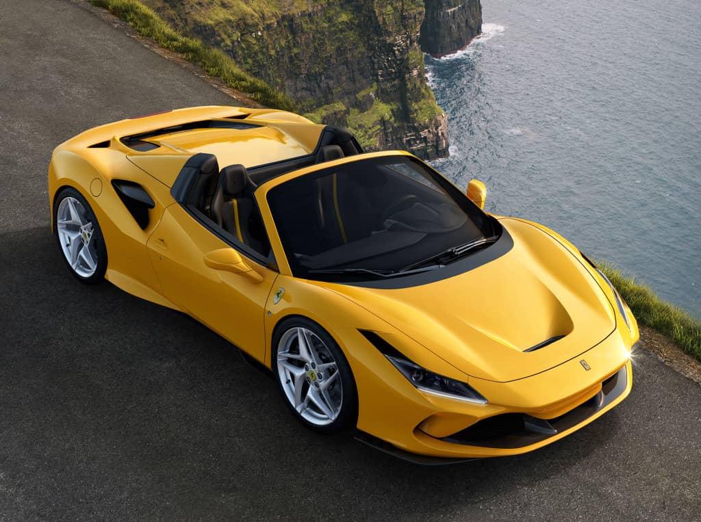 Vista trasera y lateral del Ferrari F8 Spider, capturando su belleza.