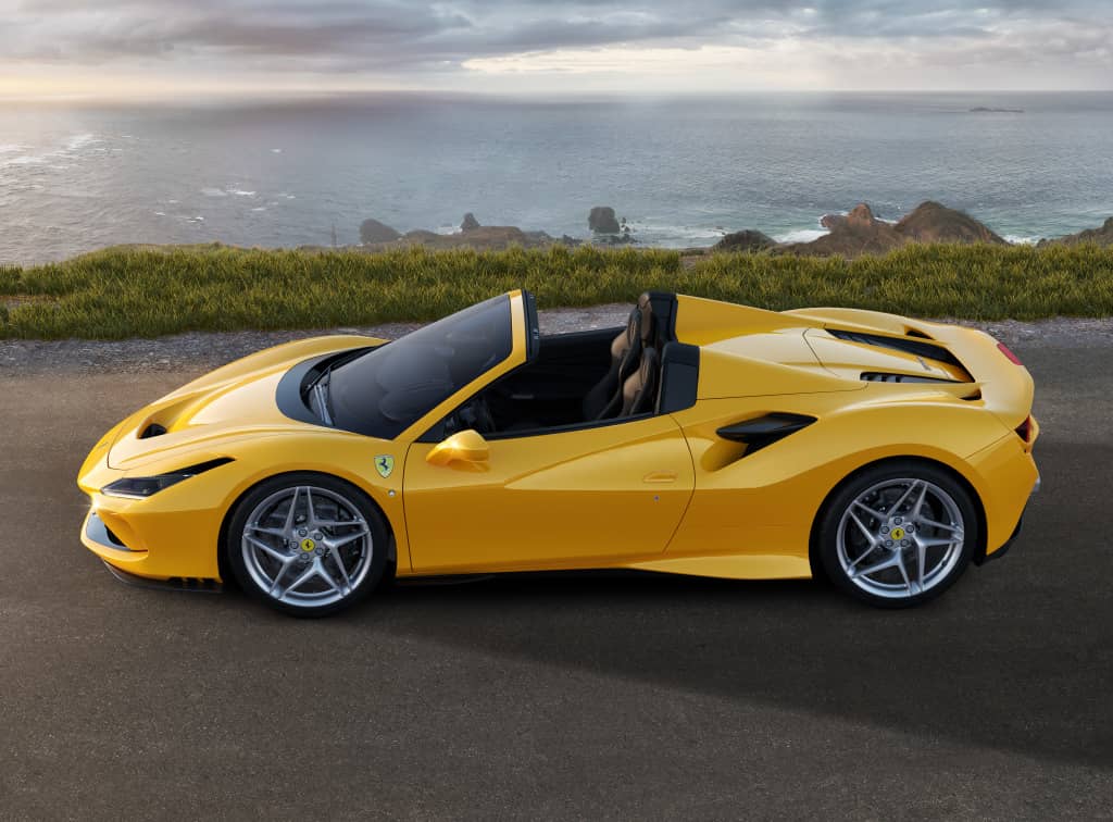 Vista trasera del Ferrari F8 Spider, resaltando sus elegantes líneas.