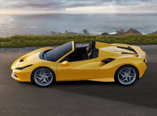 Vista trasera del Ferrari F8 Spider, resaltando sus elegantes líneas. Vista trasera del Ferrari F8 Spider, resaltando sus elegantes líneas.