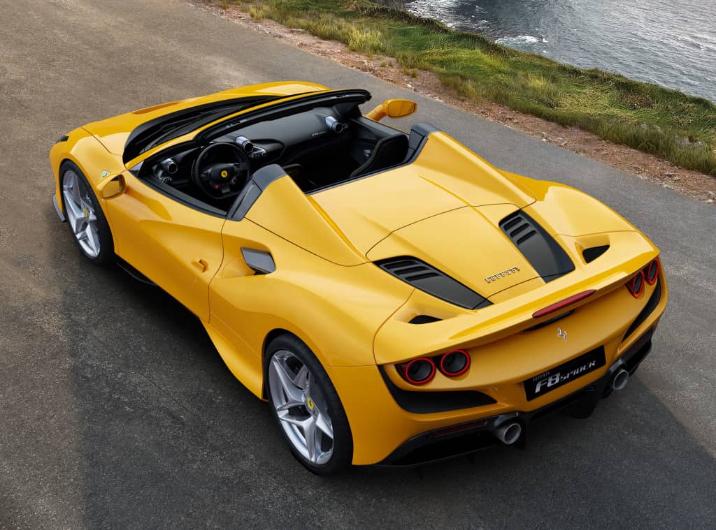 Vista superior del Ferrari F8 Spider, destacando su cabina abierta.