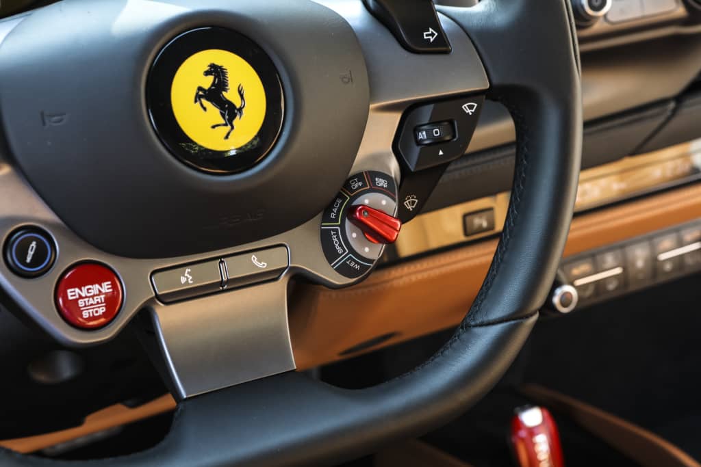 Frontal del F8 Tributo, agresivo y atractivo, una obra maestra.