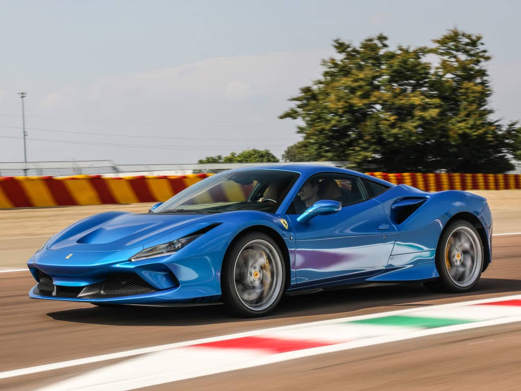 El F8 Tributo en acción, mostrando su potencia mientras derrapa.