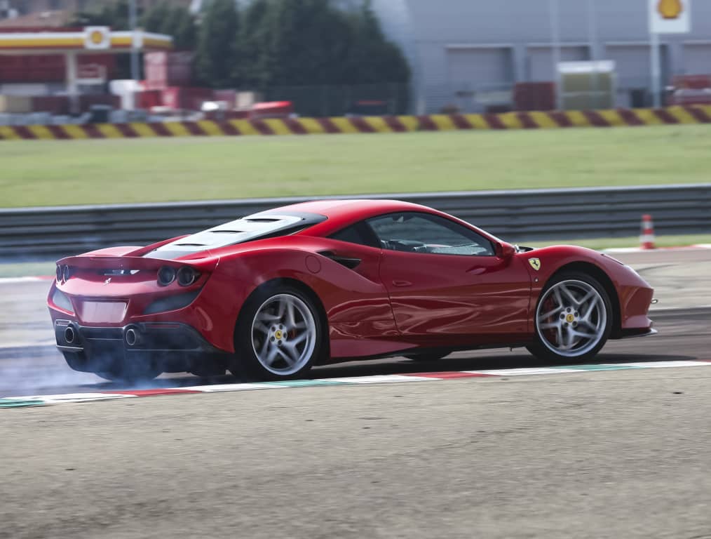 Asientos de diseño ergonómico en el Ferrari F8 Tributo.