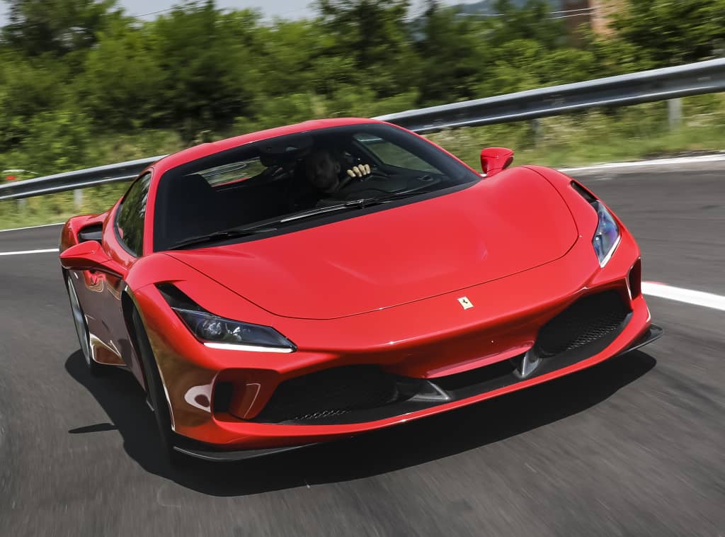 F8 Tributo en acción sobre carretera panorámica, belleza pura.