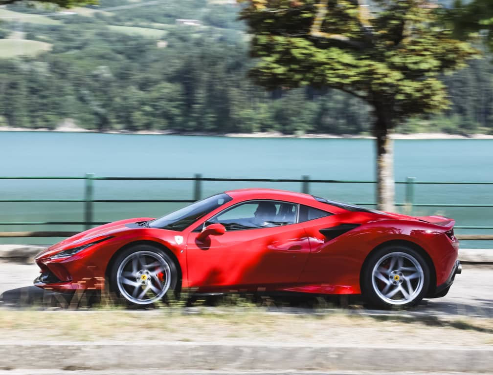 Perfil dinámico del Ferrari F8 Tributo resaltando su aerodinámica.