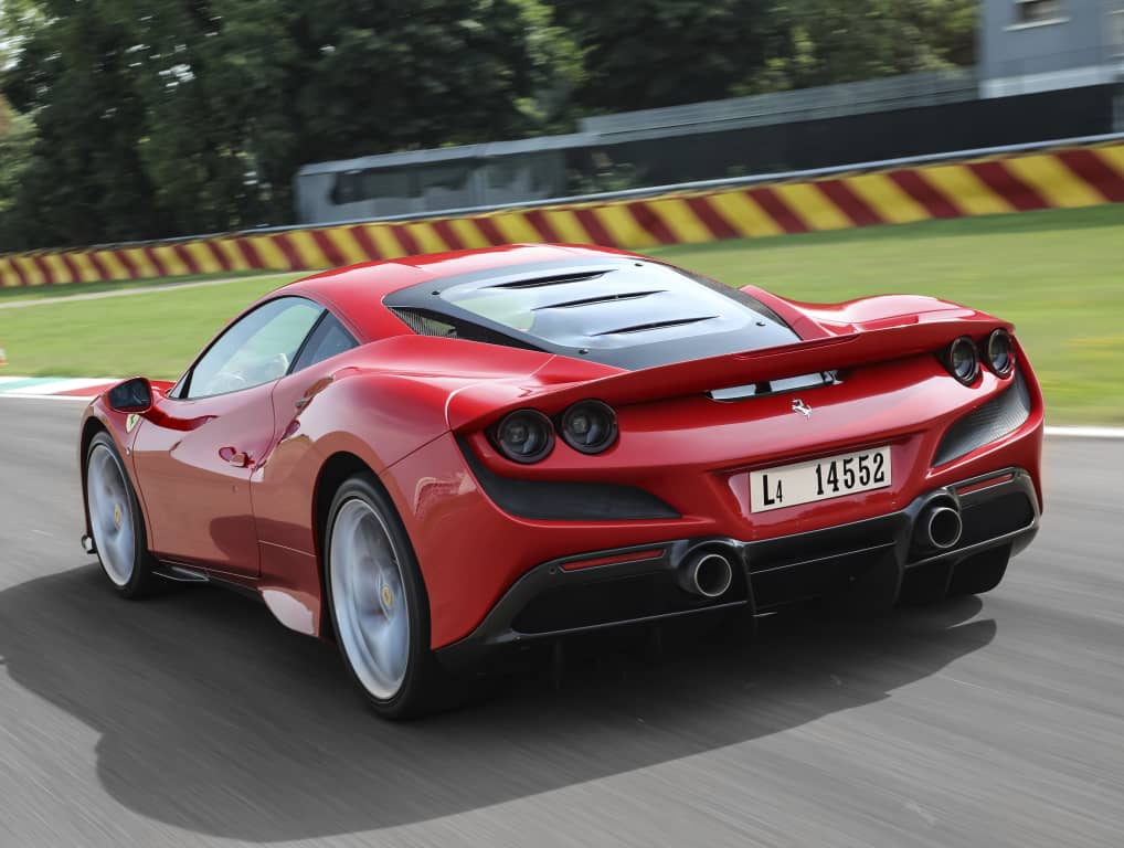 Volante deportivo con controles intuitivos y logo Ferrari.