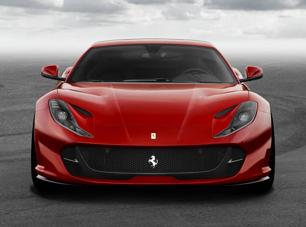 Frente imponente del Ferrari 812 GTS con rejilla y emblema.