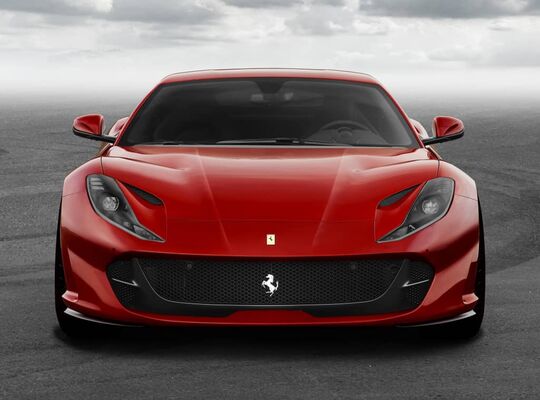 Frente imponente del Ferrari 812 GTS con rejilla y emblema. Frente imponente del Ferrari 812 GTS con rejilla y emblema.