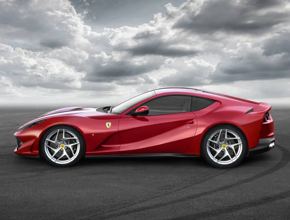 Línea lateral elegante y fluída del Ferrari 812 GTS.