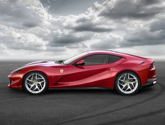 Línea lateral elegante y fluída del Ferrari 812 GTS. Línea lateral elegante y fluída del Ferrari 812 GTS.