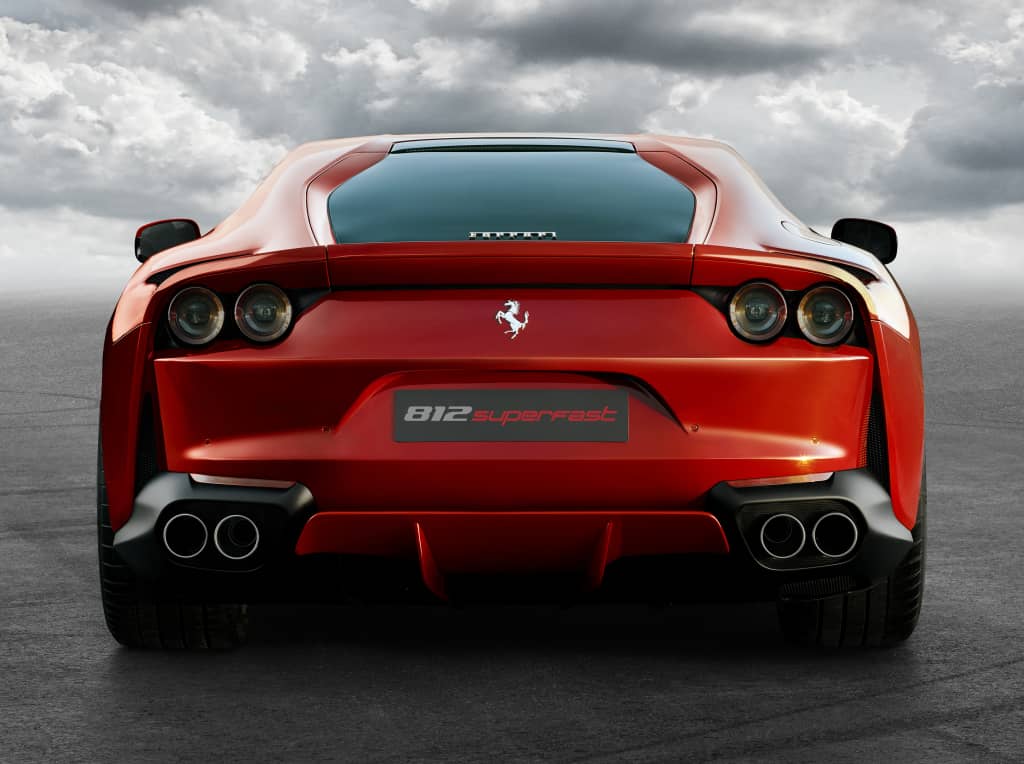 Vista trasera del Ferrari 812 GTS destacando su difusor y escapes.