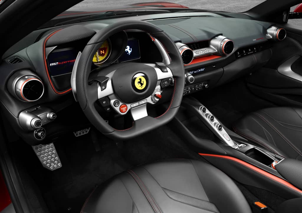 Habitáculo del Ferrari 812 GTS con volante y consola central en cuero.
