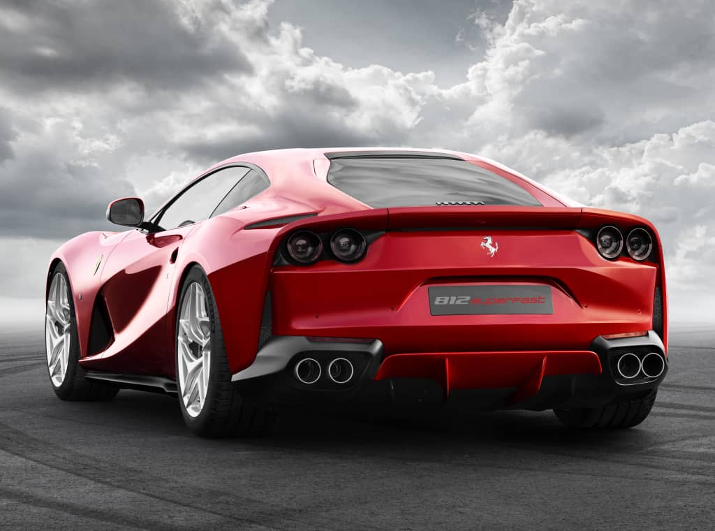 Trasera estilizada del Ferrari 812 GTS con grupos ópticos y spoiler integrados.