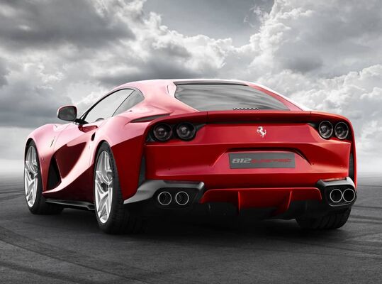Trasera estilizada del Ferrari 812 GTS con grupos ópticos y spoiler integrados. Trasera estilizada del Ferrari 812 GTS con grupos ópticos y spoiler integrados.
