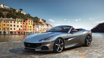 El Ferrari Portofino M luce su elegancia en un entorno costero. El Ferrari Portofino M luce su elegancia en un entorno costero.
