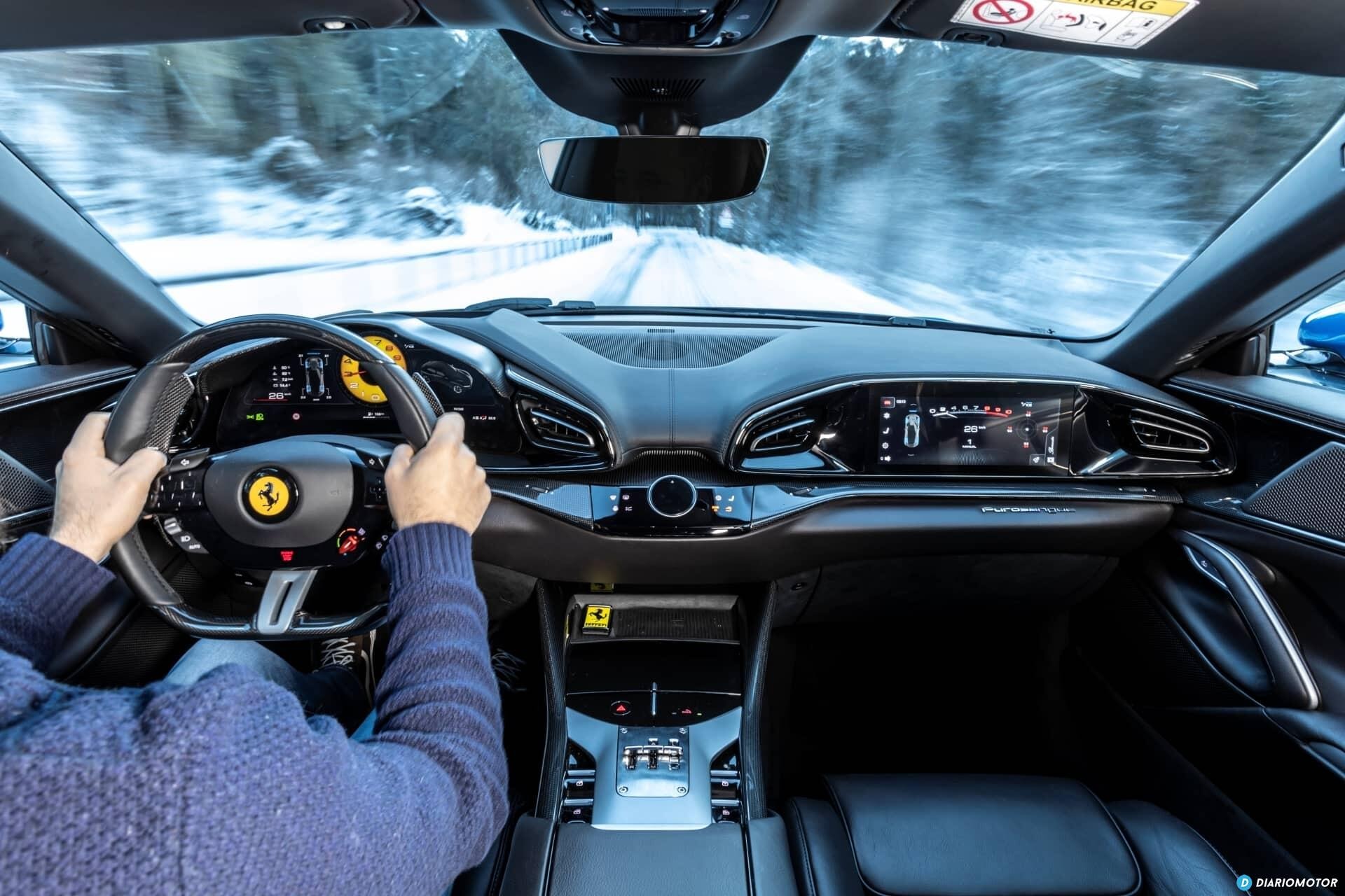 Vista desde el cockpit del Ferrari Purosangue con las manos del conductor al volante
