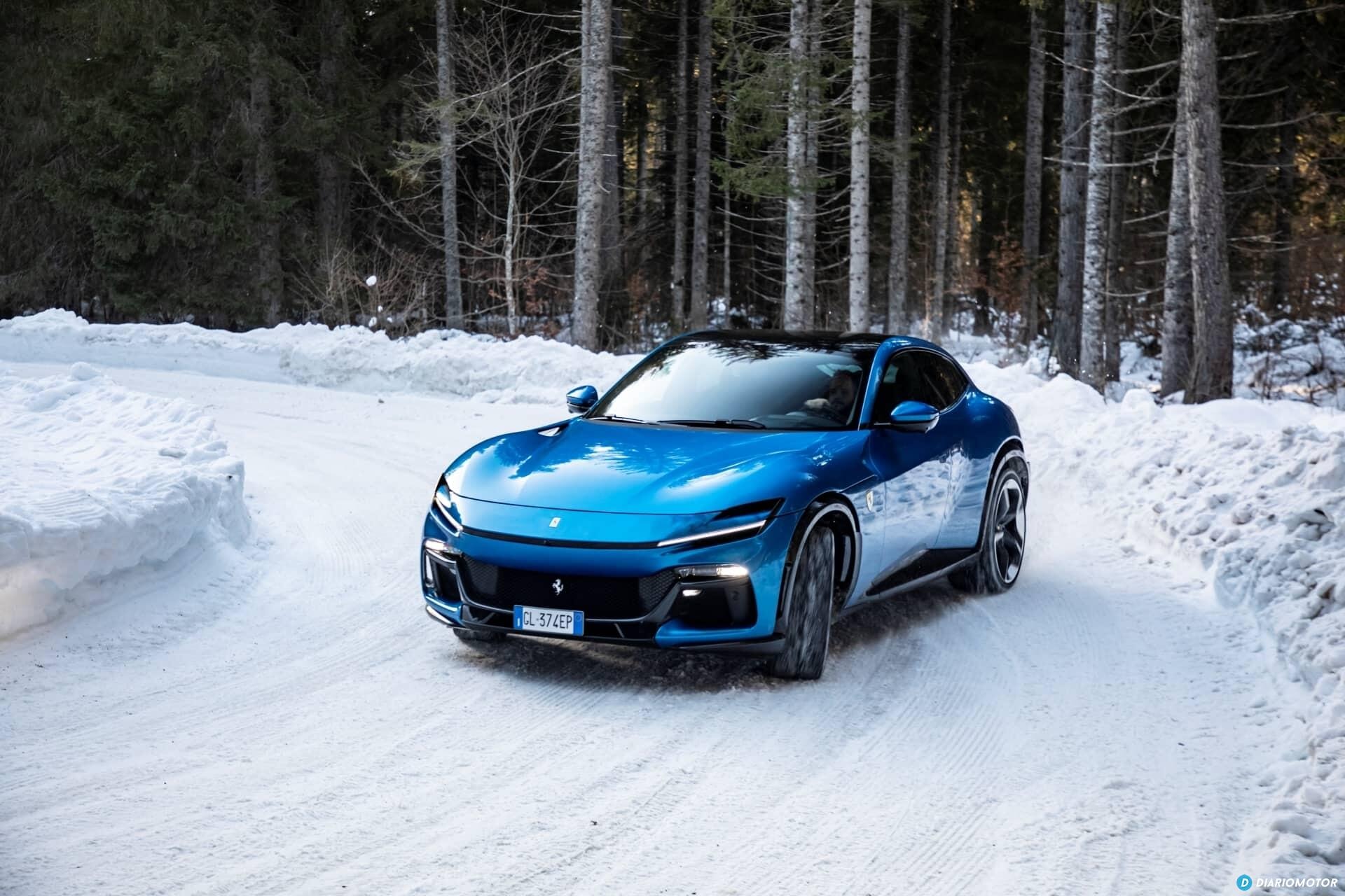 Dominio y estilo del Purosangue avanzando entre la nieve.