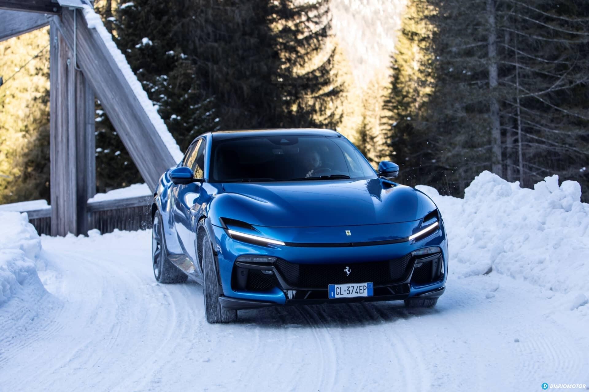 Vista delantera del Ferrari Purosangue enfrentando un camino forestal nevado