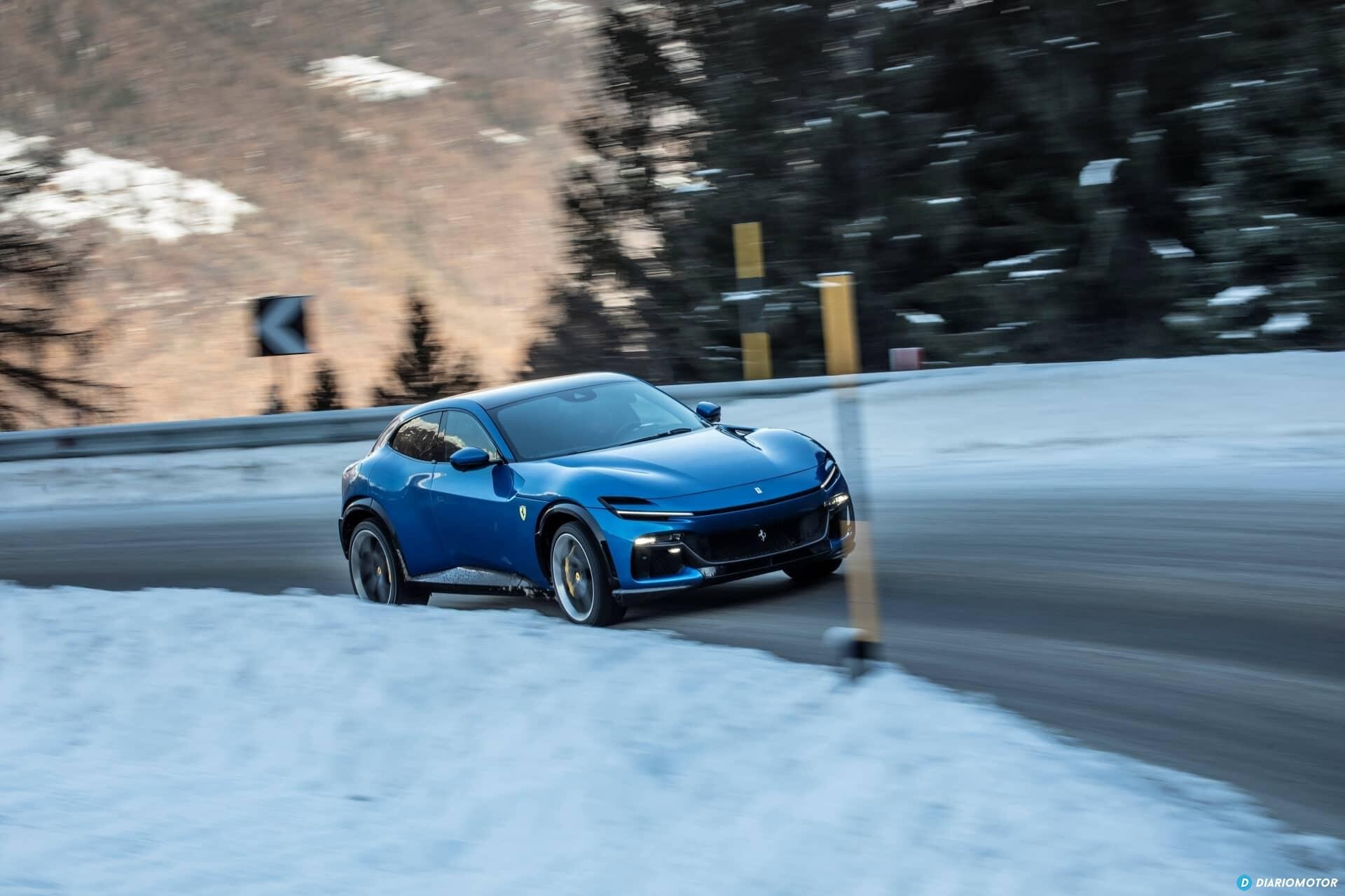 Ferrari Purosangue azul en carretera nevada, vista lateral.