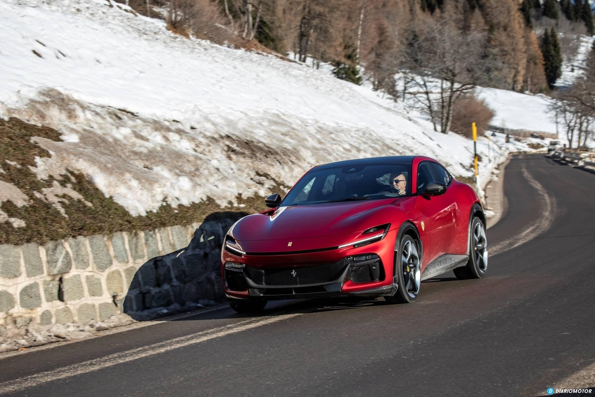 Vista lateral del Ferrari Purosangue atravesando carretera nevada