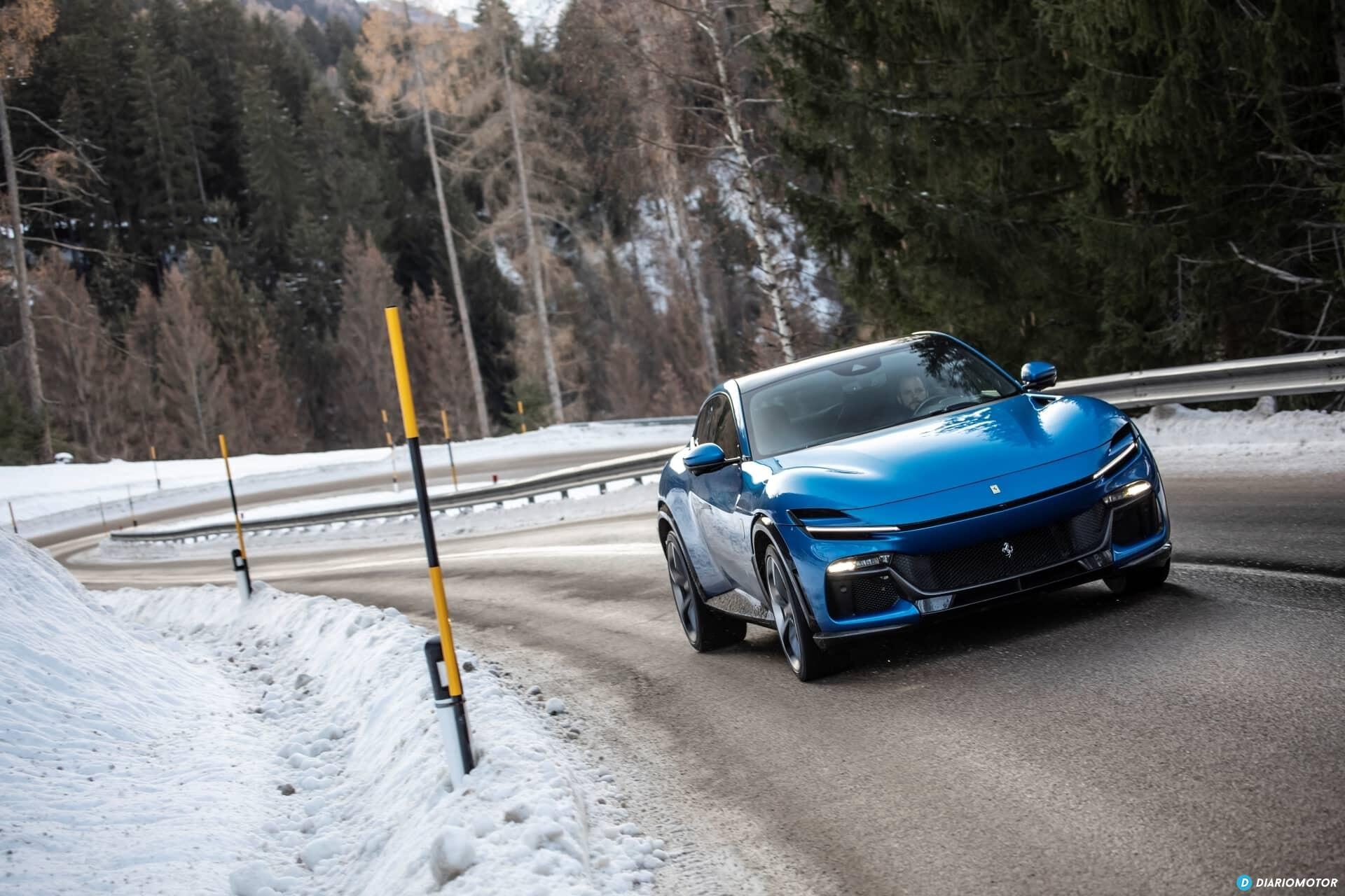 Ferrari Purosangue azul sorteando el hielo con estilo.
