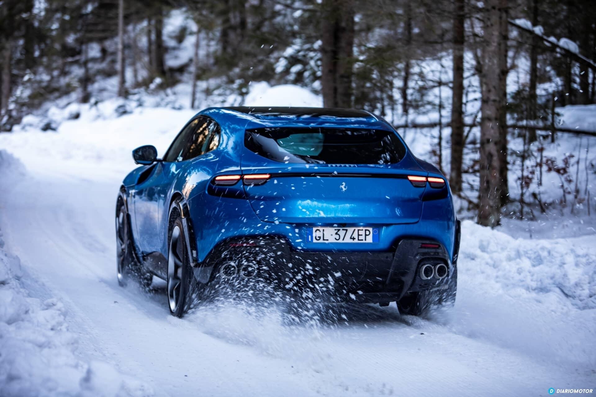 El Purosangue en acción, combinando lujo y prestaciones en la nieve.