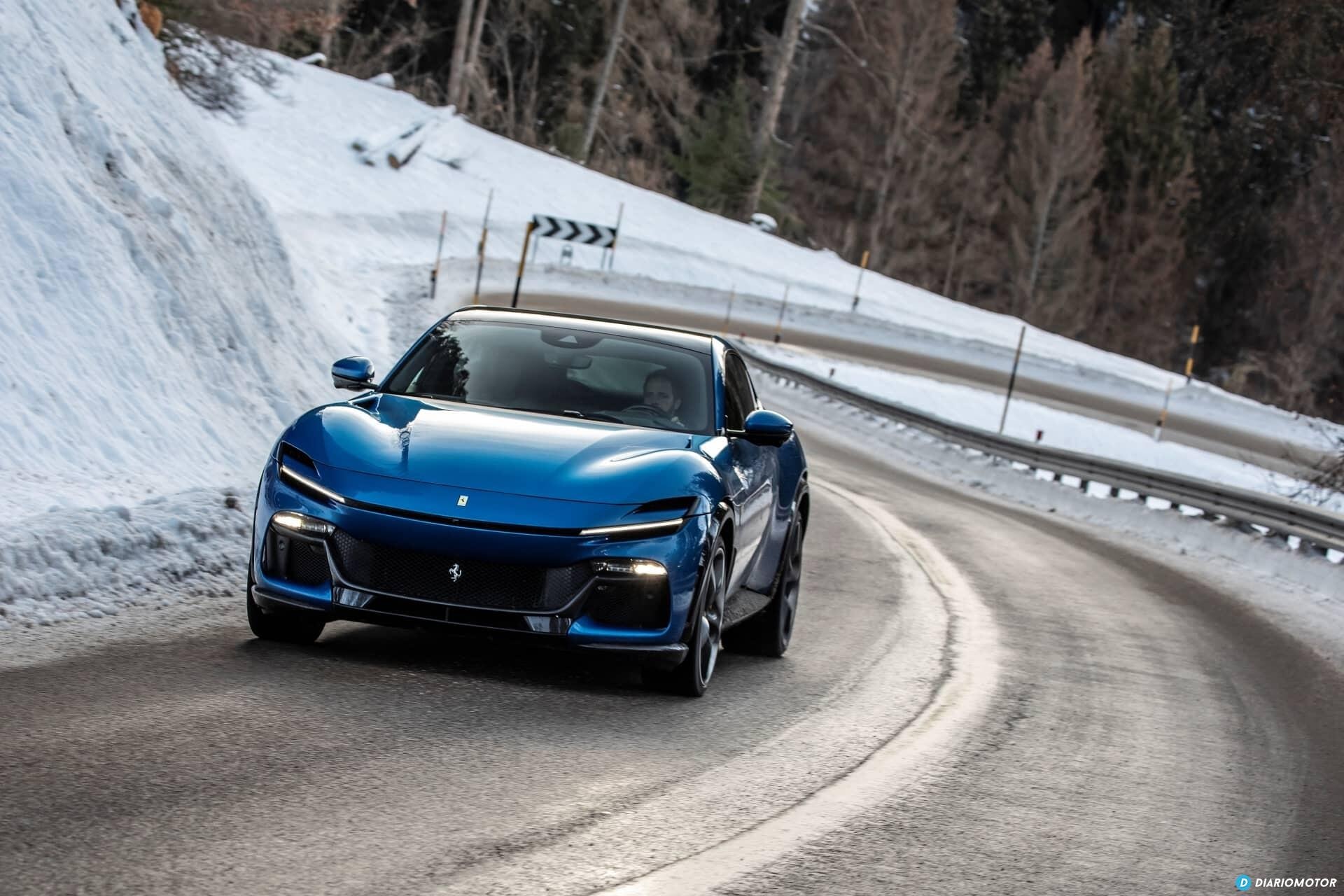 Ferrari Purosangue azul dominando las curvas invernales.