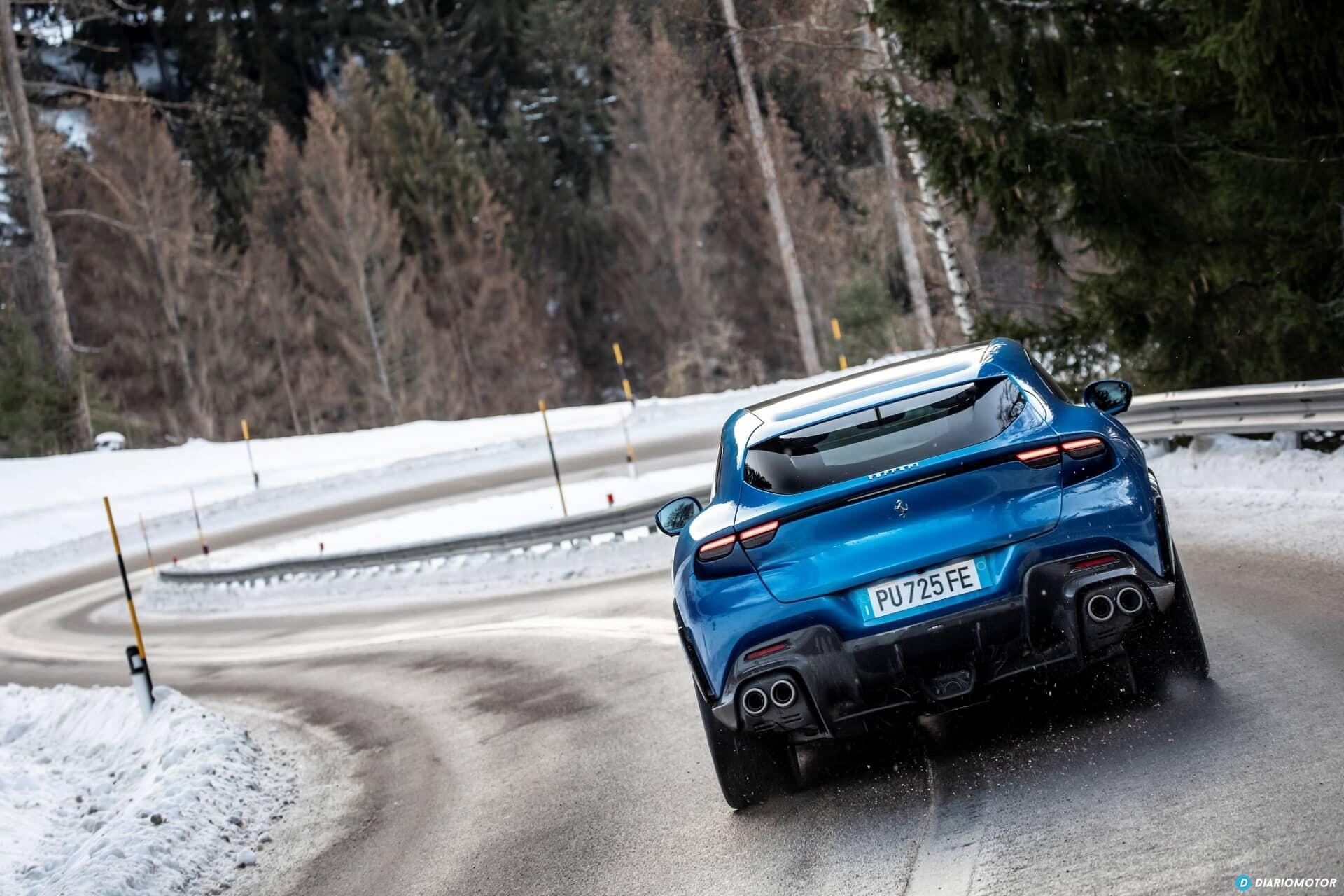 Ferrari Purosangue derrapando sobre la nieve.