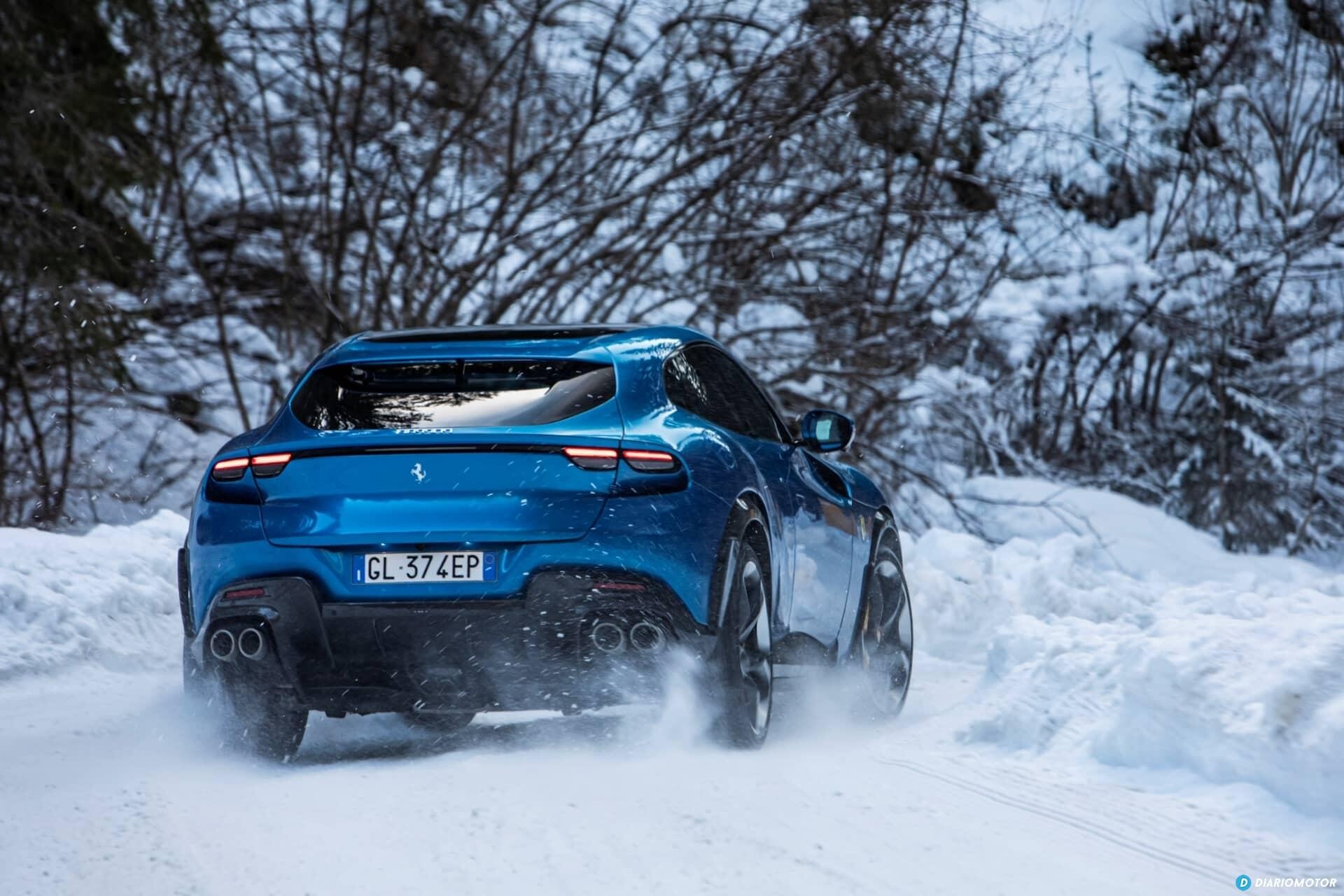 Imagen dinámica del Purosangue con derrape controlado en un entorno invernal.
