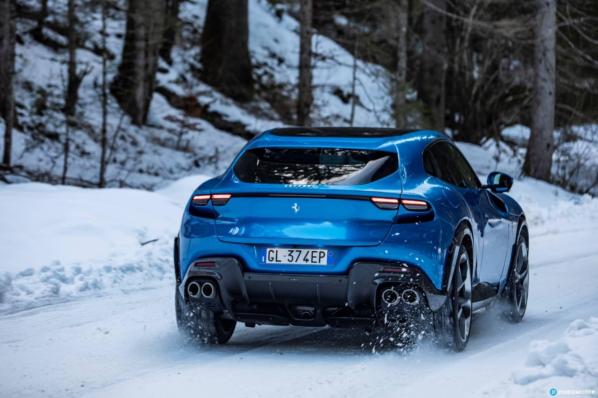 Vista trasera del Ferrari Purosangue dominando la nieve.