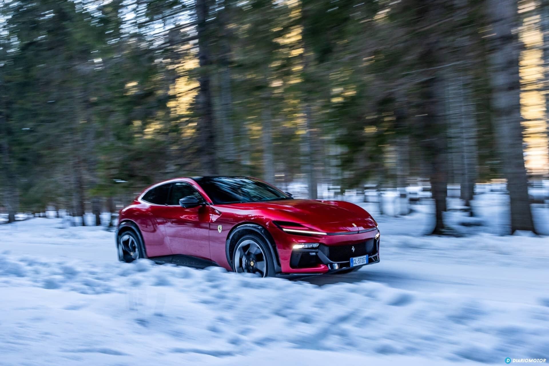 El Purosangue en acción sobre un camino nevado, capturando su dinamismo