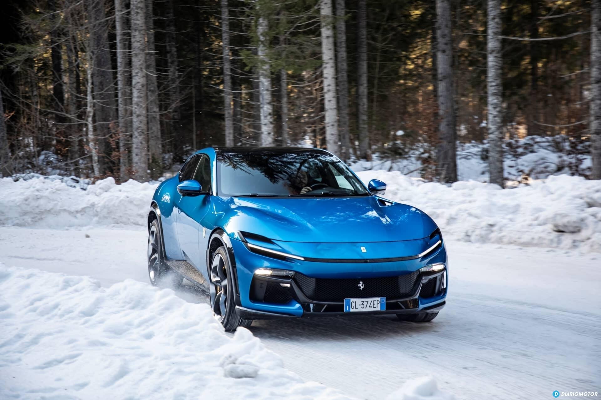 La elegancia y deportividad del Ferrari Purosangue capturada en movimiento invernal.