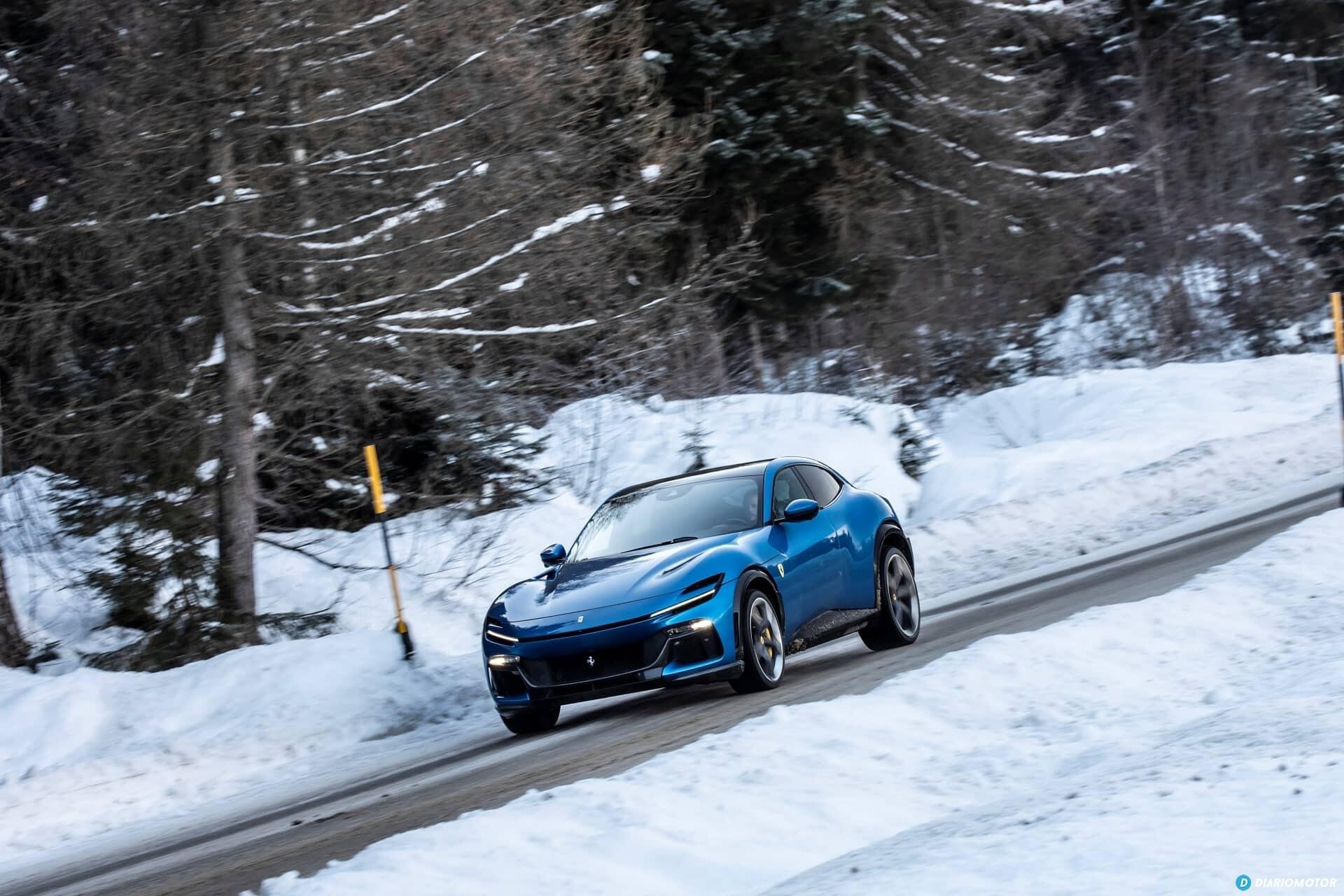 Vista lateral del Ferrari Purosangue en paisaje invernal.