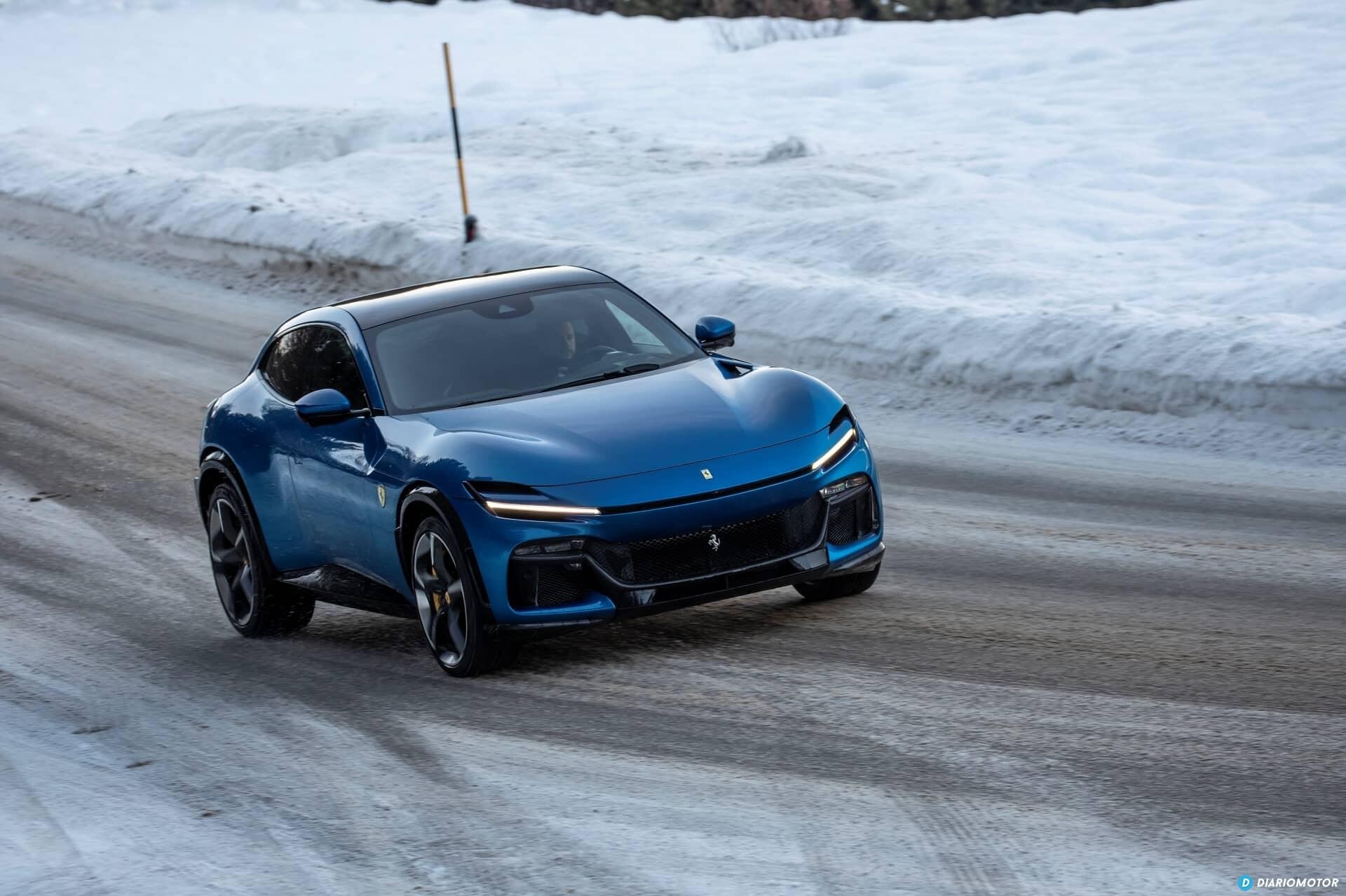Vista lateral delantera del Ferrari Purosangue en condiciones invernales
