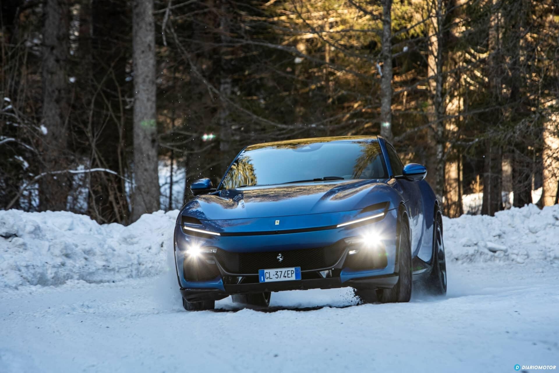 Ferrari Purosangue mostrando su frontal imponente en condiciones de nieve.