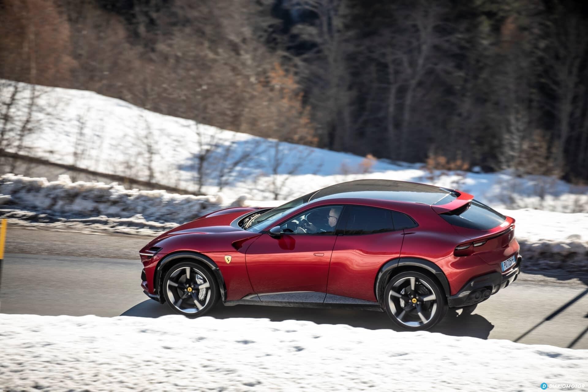 Lateral del Ferrari Purosangue integrándose con el paisaje invernal.