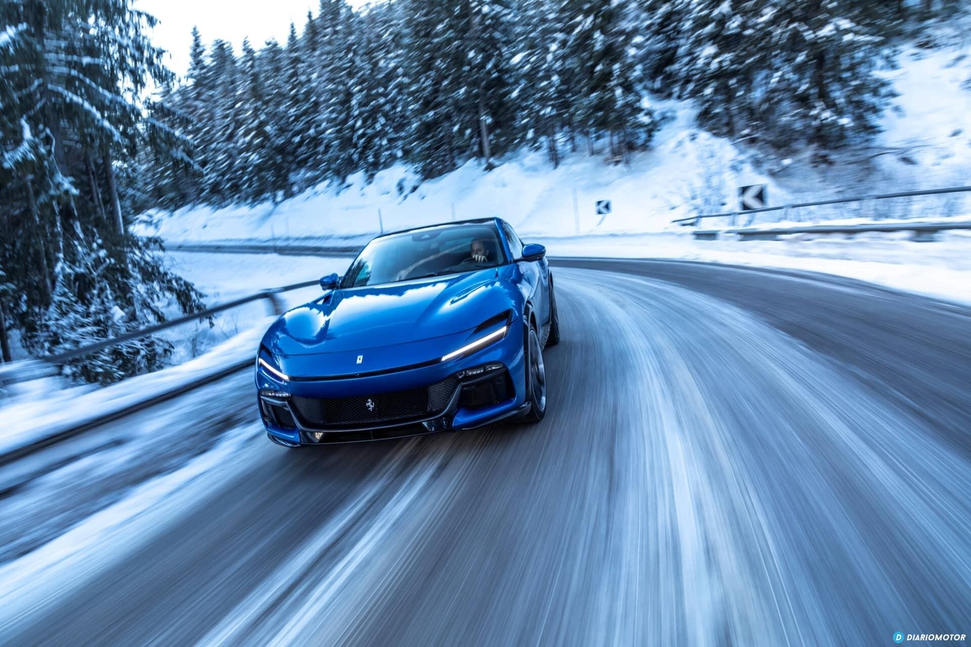 Toma dinámica frontal del Purosangue en pleno manejo sobre nieve