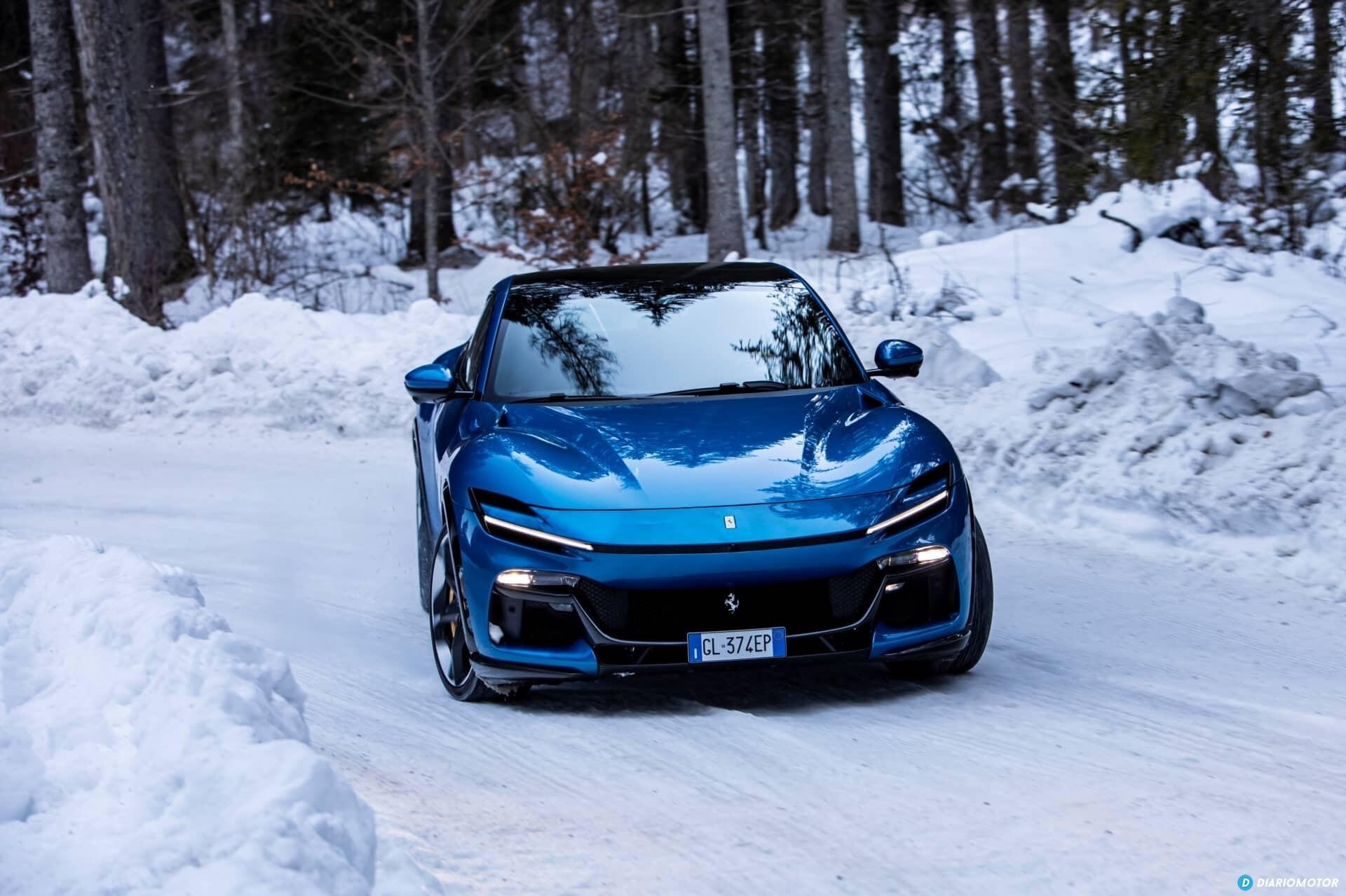 Imagen frontal del Ferrari Purosangue, mostrando su distintiva parrilla.