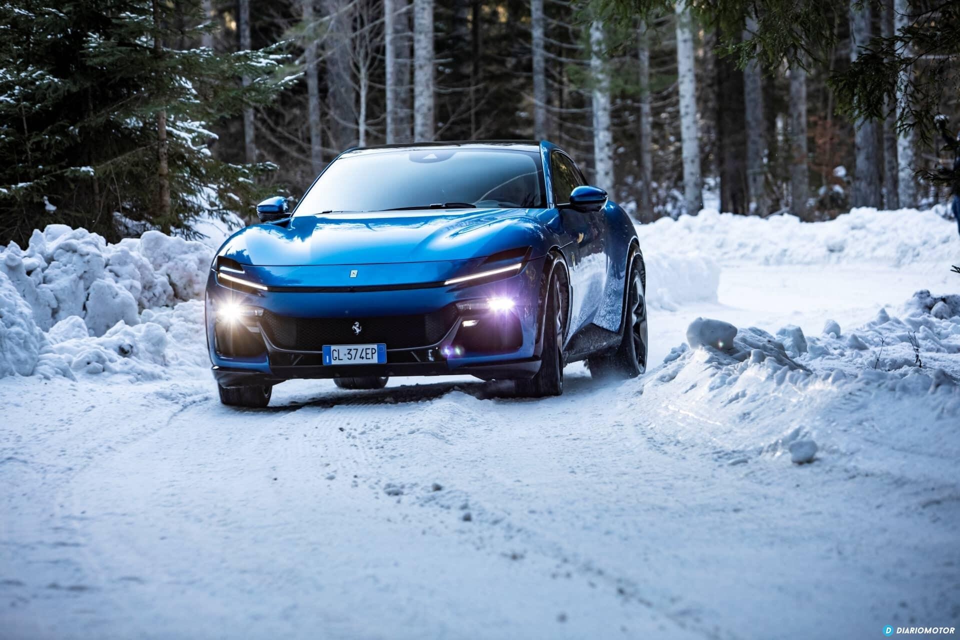 Frontal del Ferrari Purosangue destacando su emblemática parrilla.