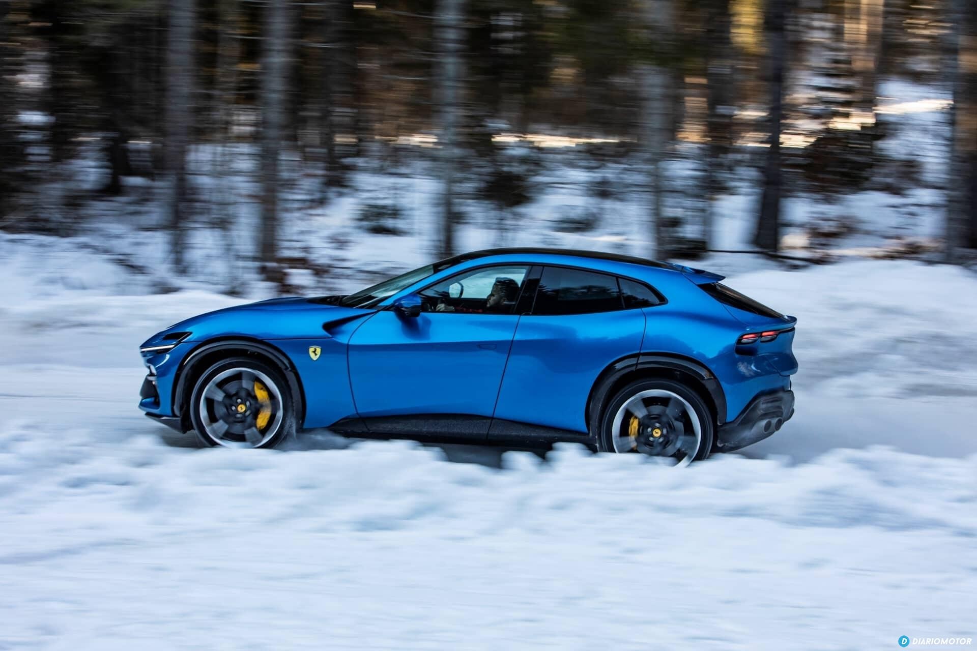 Vista dinámica lateral del Ferrari Purosangue sobre nieve, mostrando su silueta.