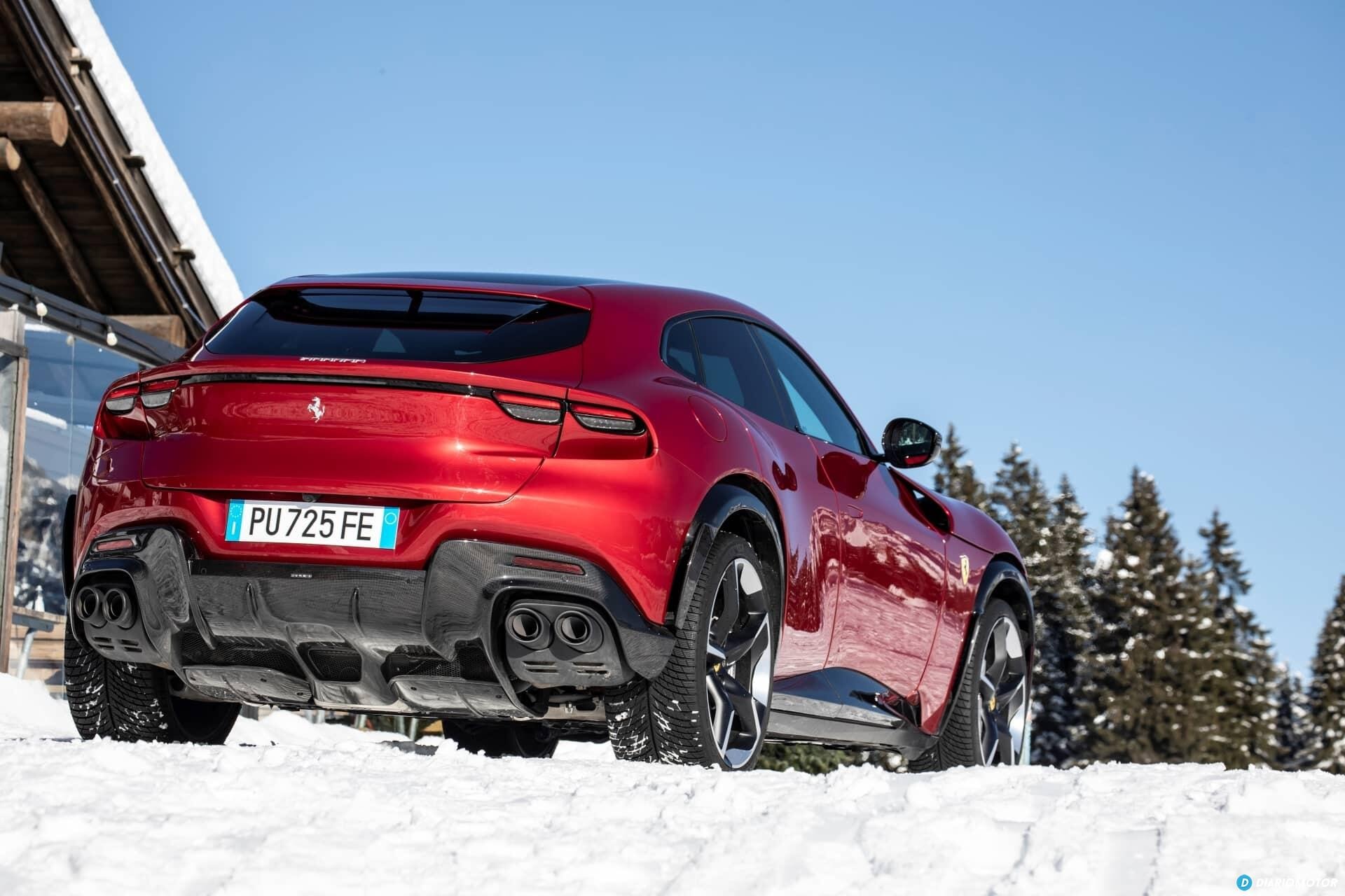 Vista trasera y lateral del Ferrari Purosangue en nieve.