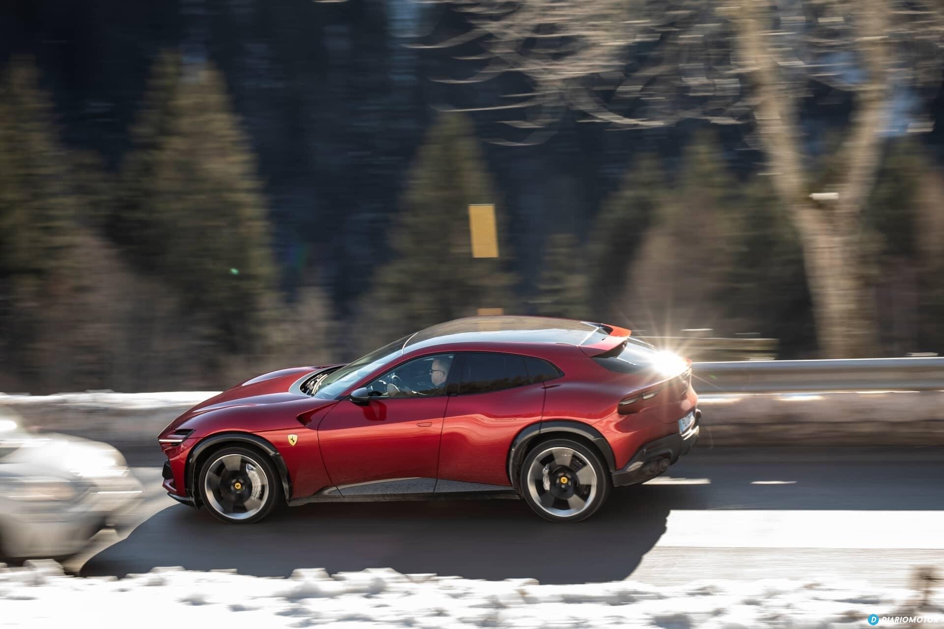 Ferrari Purosangue capturado en movimiento desde un ángulo lateral