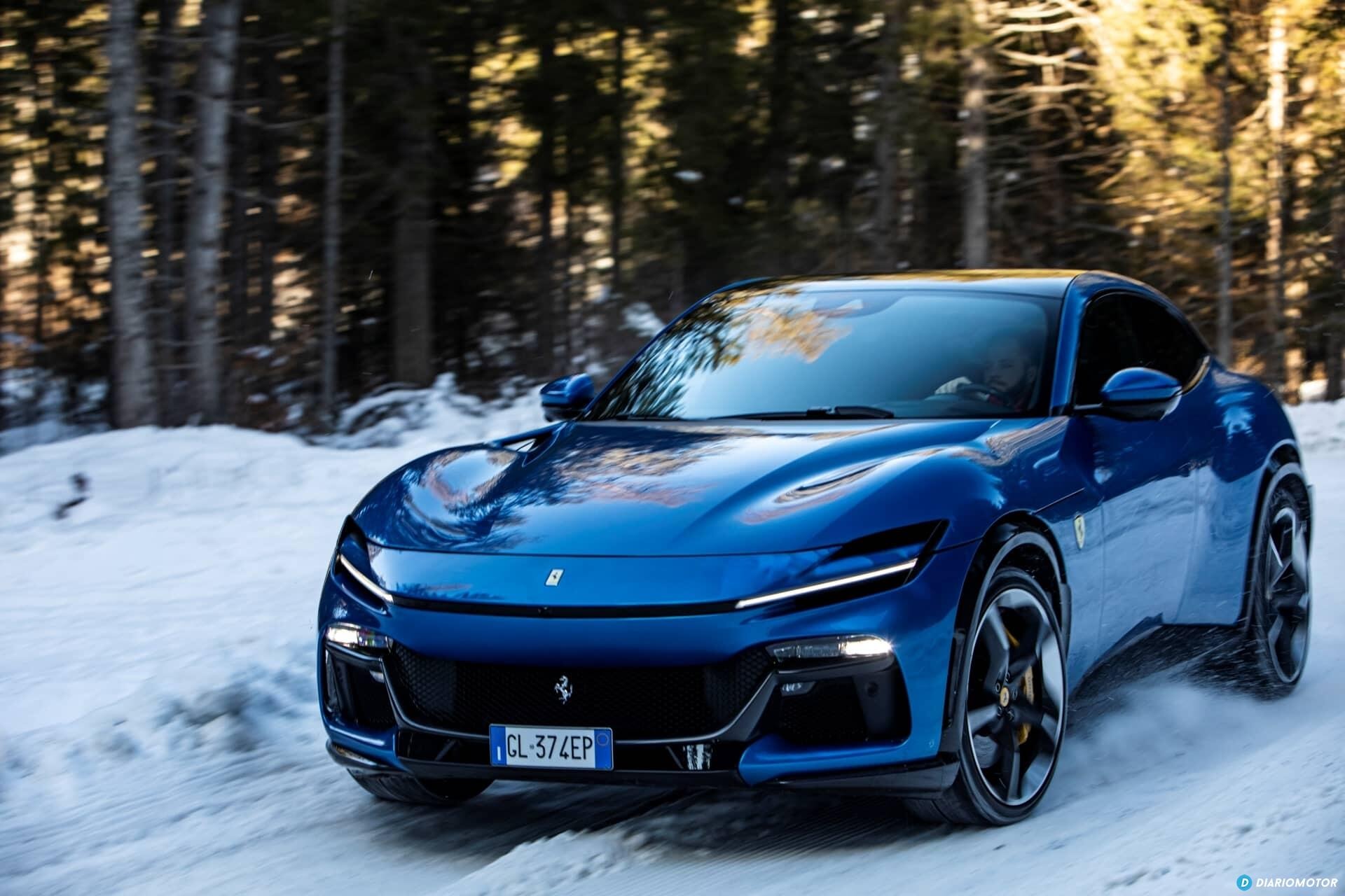 Perfil lateral del Ferrari Purosangue resaltando su diseño mientras avanza por nieve.