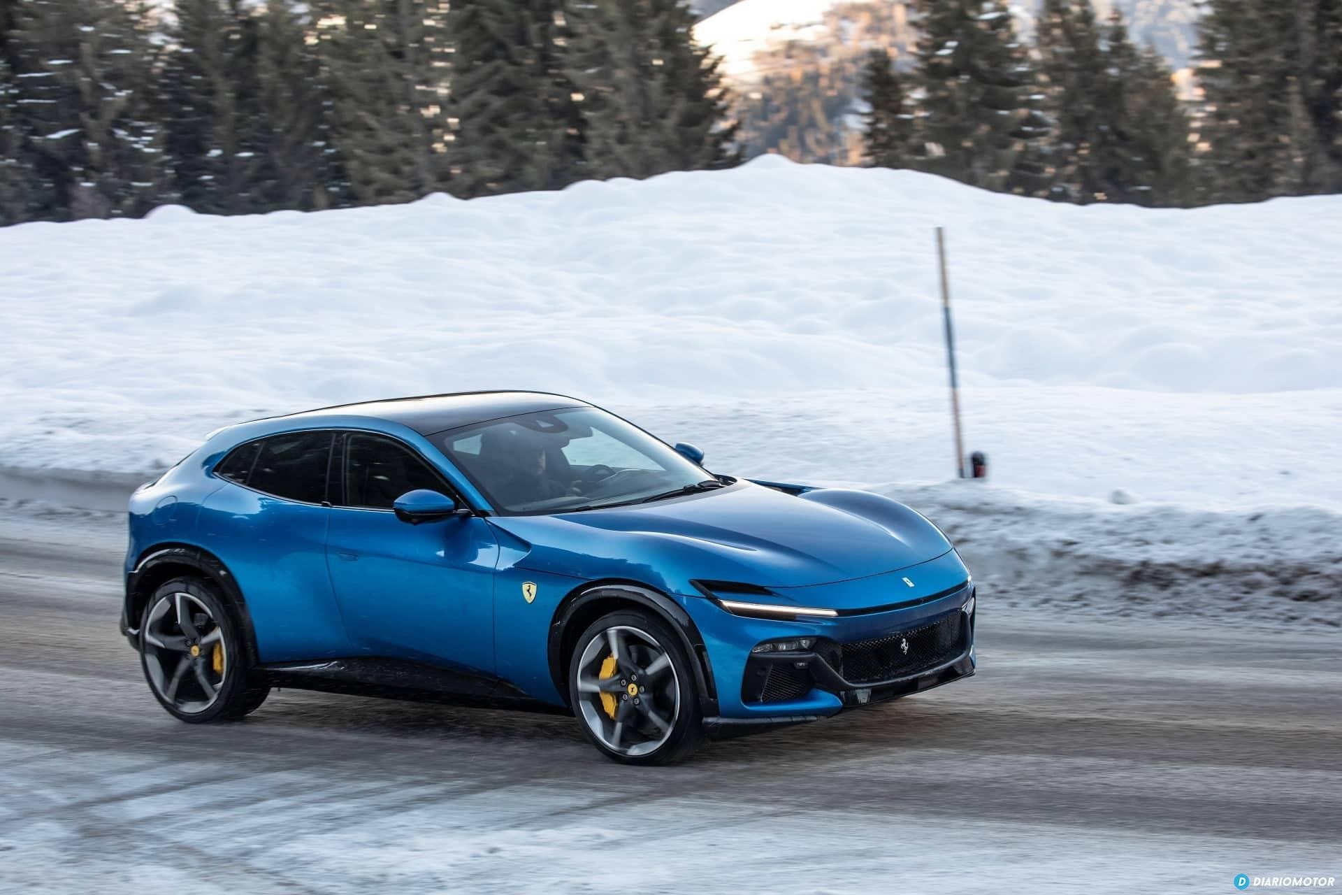 Perfil lateral dinámico del Ferrari Purosangue sobre carretera nevada
