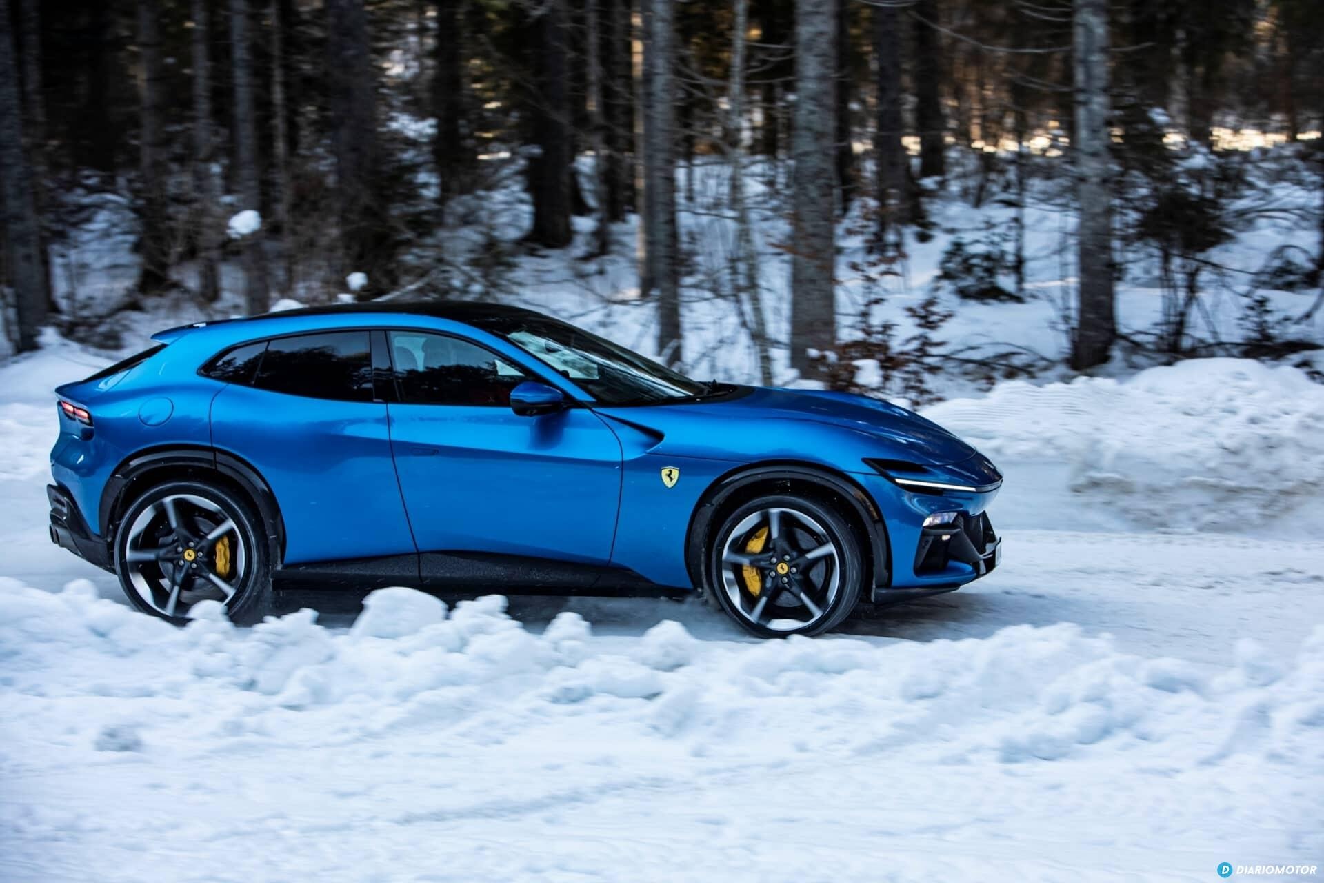 Ferrari Purosangue en reposo lateral en un paisaje nevado, destacando su silueta deportiva.