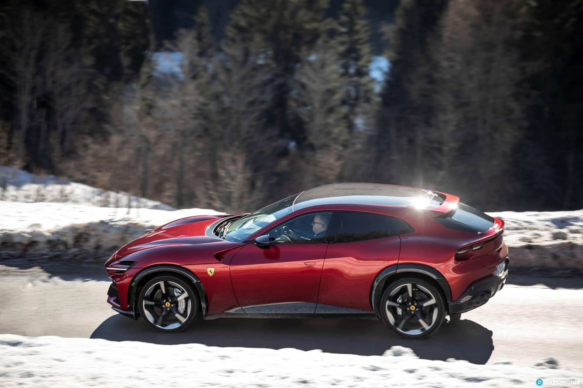 Lateral del Ferrari Purosangue destacando sus líneas en entorno invernal.